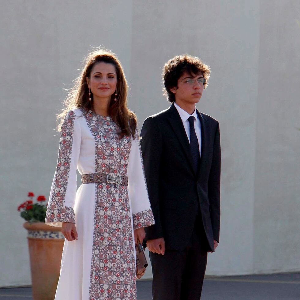 La reina Rania de Jordania, acompañada por su hijo el príncipe Al Hussein, durante los actos de celebración del Día de la Independencia. (Foto: EFE)