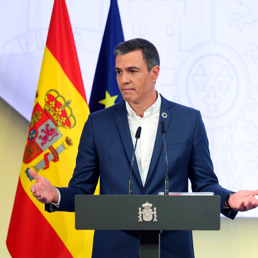 El presidente del gobierno español, Pedro Sánchez, habla durante una conferencia de prensa en el palacio de la Moncloa en Madrid, el viernes 29 de julio de 2022. (Eduardo Parra/Europa Press vía AP)