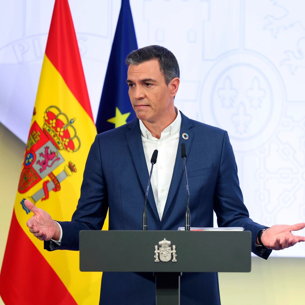 El presidente del gobierno español, Pedro Sánchez, habla durante una conferencia de prensa en el palacio de la Moncloa en Madrid, el viernes 29 de julio de 2022. (Eduardo Parra/Europa Press vía AP)