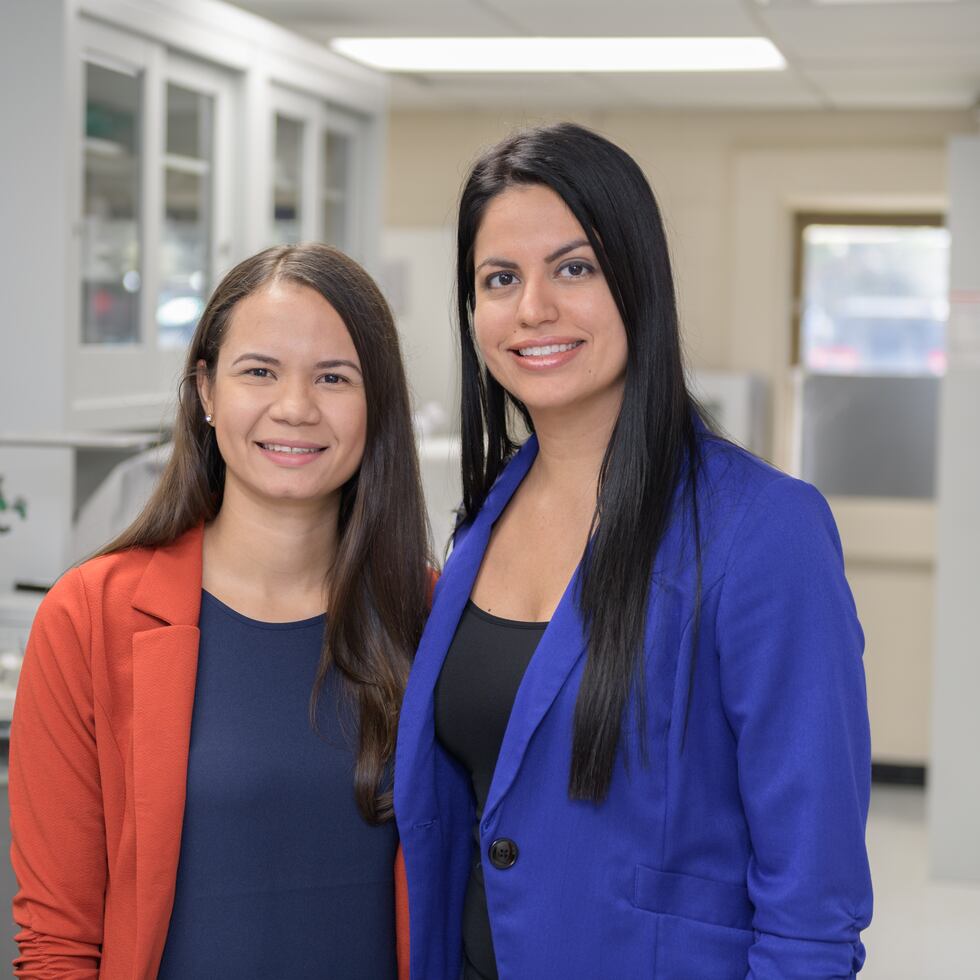 Ana M. Reyes Ramos y Maribella Domenech García estudiaron las fibras de colágeno en los tumores de cáncer de seno.
