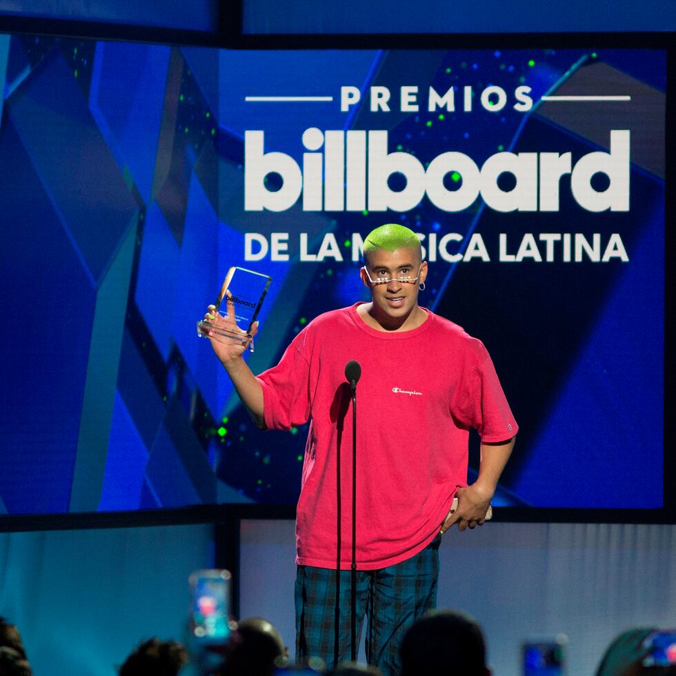 El cantante puertorriqueño Bad Bunny recibe el premio a Artista del Año, Redes Sociales durante la vigésimo primera edición de los Premios Billboard de la Música Latina en el Hotel y Casino Mandalay Bay de Las Vegas (Nevada, EE.UU.). EFE/Armando Arorizo/Archivo
