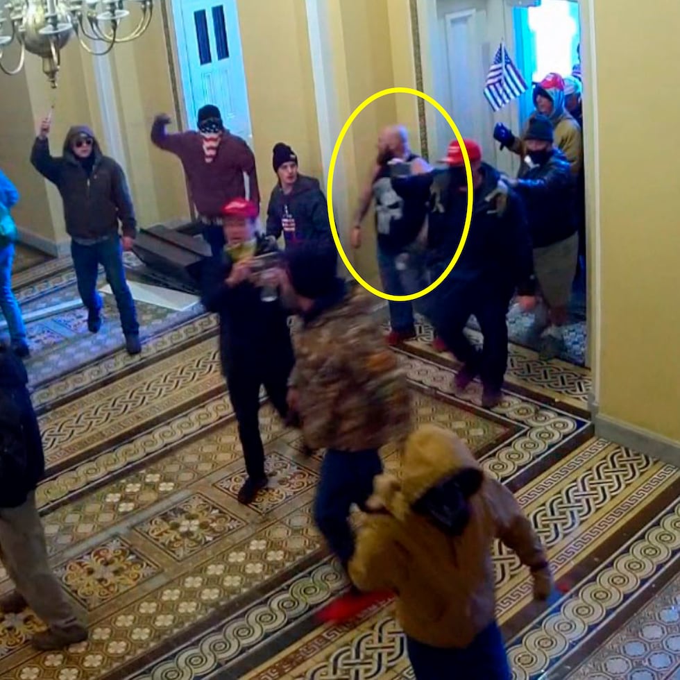 En esta imagen tomada de un vídeo de las cámaras de seguridad de la Policía del Capitolio se ve a Joshua Pruitt.