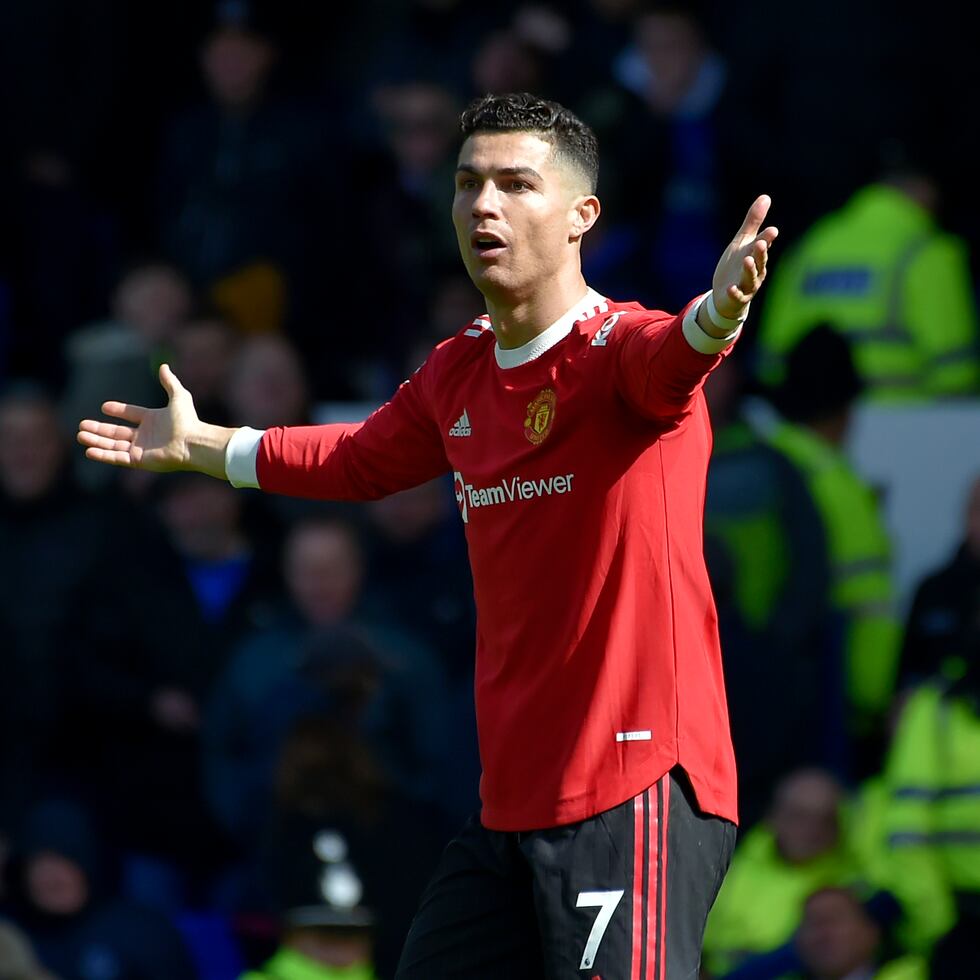 Cristiano Ronaldo, del Manchester United, gesticula hacia el juez de línea durante el encuentro ante el Everton.
