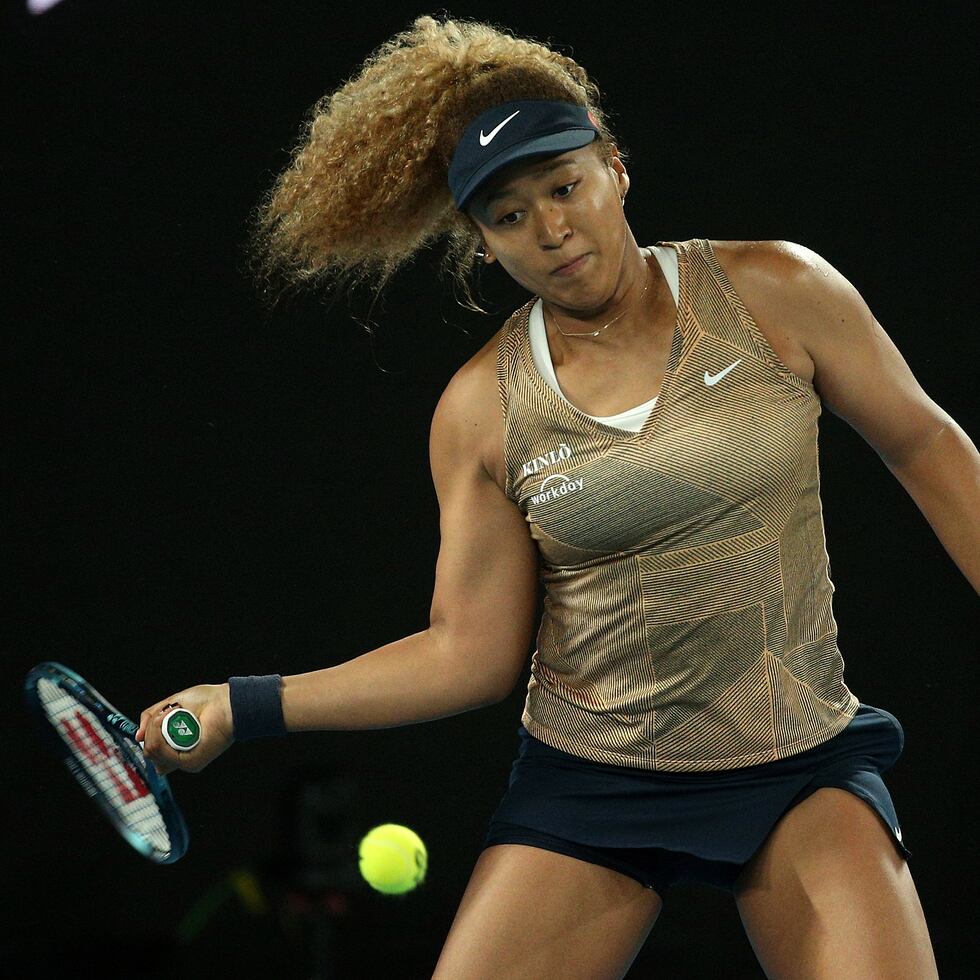 La japonesa Naomi Osaka hace un tiro durante el encuentro del viernes 7 de enero de 2022, ante la alemana Andrea Petkovic, en el Summer Set de Melbourne.