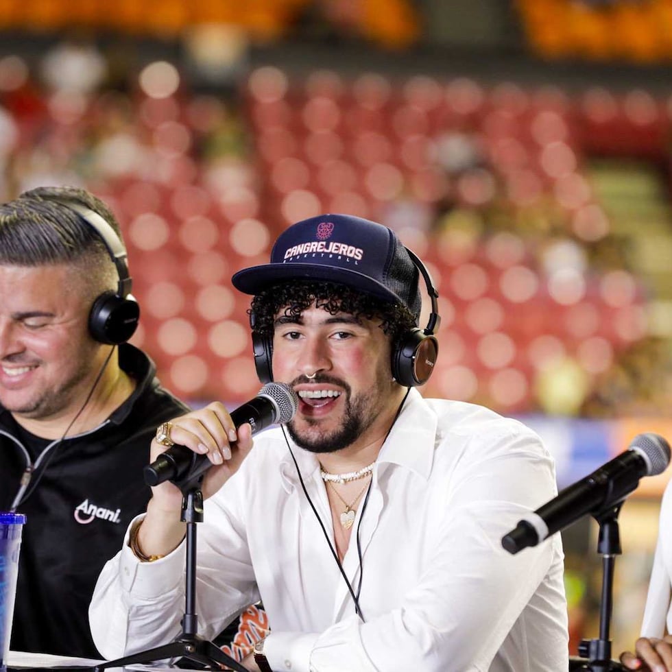 Bad Bunny (al centro) figura como coapoderado de los Cangrejeros de Santurce en el BSN y ha evidenciado su afición por el deporte.