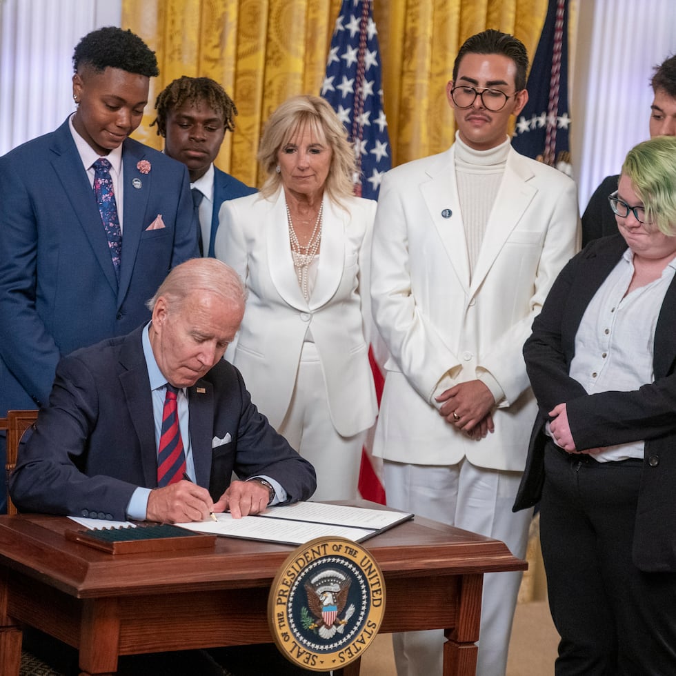 El presidente Joe Biden firma una orden ejecutiva en un evento para celebrar el Mes del Orgullo en el Salón Este de la Casa Blanca.