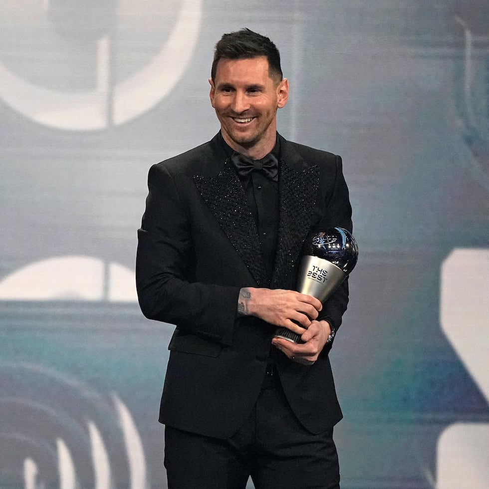 Lionel Messi superó a Kylian Mbappé nuevamente, esta vez para alzarse con el premio de la FIFA al mejor futbolista en 2022.