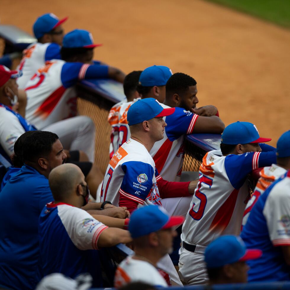 Jugadores de Puerto Rico observan con frustración las últimas jugadas del partido del lunes en el que salieron una vez más derrotados en esta Serie del Caribe.