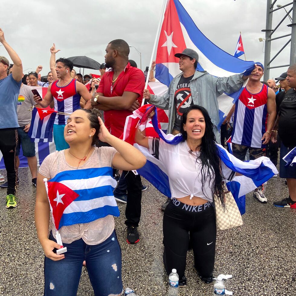 Unos manifestantes bloquean el paso en la vía rápida de Palmetto, en Miami, el martes 13 de julio de 2021, para mostrar su apoyo a los cubanos que salieron a las calles de la isla a protestar el fin de semana.