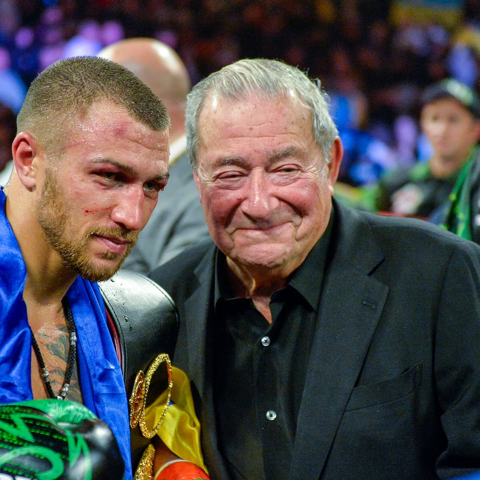 El promotor Bob Arum, aquí junto a Vasiliy Lomachenko, dijo que generalmente, por la razón que sea, la gente no le presta atención a las peleas de mujeres.