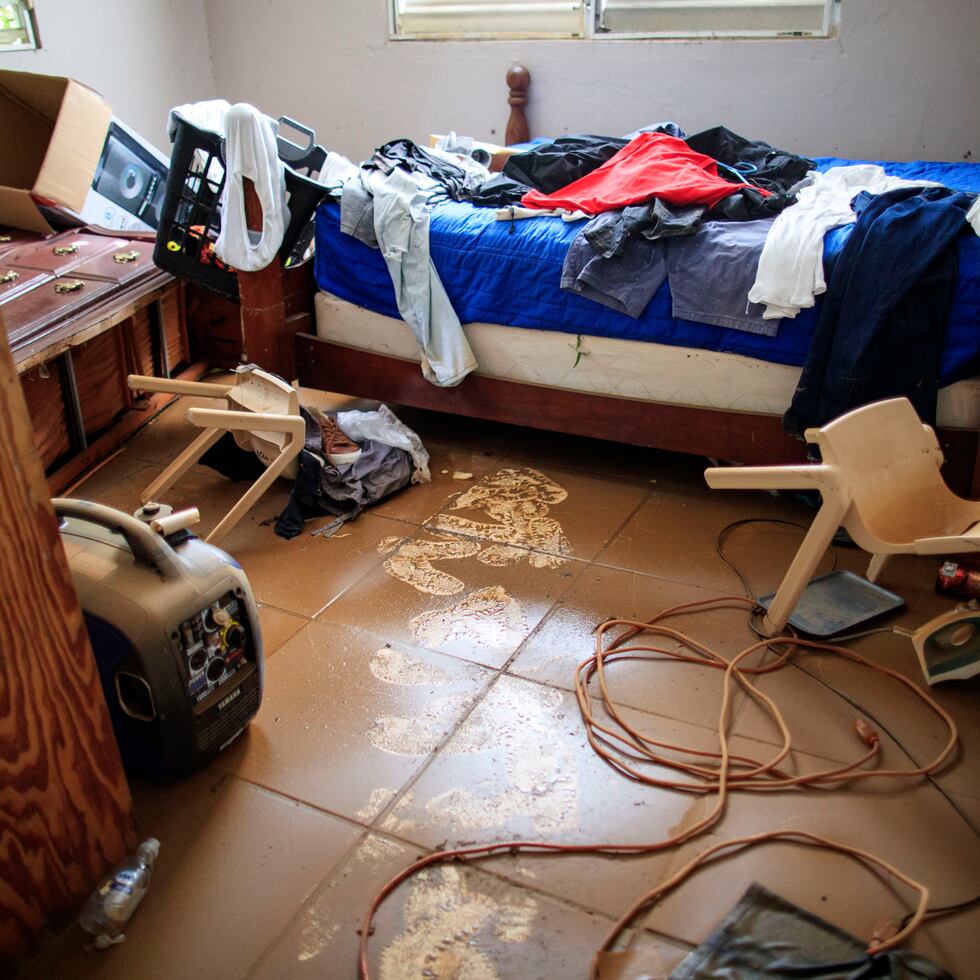 Juan Torres perdió muchas de sus pertenencias como consecuencias de las corrientes de agua que entraron a su hogar.