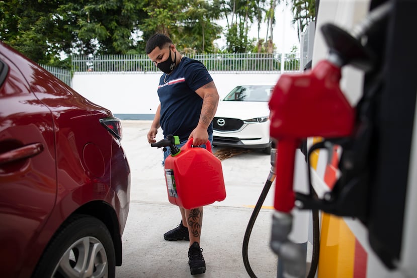 En las gasolineras hubo grandes filas de ciudadanos preparándose para el paso de la posible tormenta.