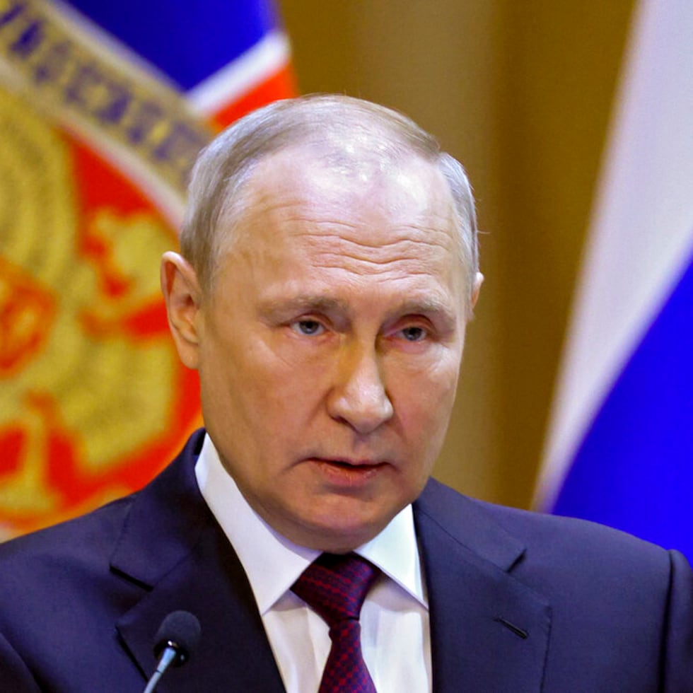 El presidente ruso Vladímir Putin pronuncia su discurso durante una reunión de la junta directiva del Servicio Federal de Seguridad (FSB) el martes 28 de febrero de 2023 en Moscú, Rusia. (Gavriil Grigorov, Sputnik, Kremlin Pool Photo vía AP)