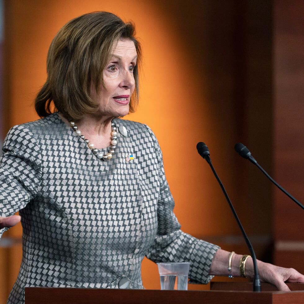 La presidenta de la Cámara de Representantes, Nancy Pelosi, habla con la prensa el jueves 3 de marzo de 2022, en el Capitolio en Washington. Los líderes demócratas en el Congreso estadounidense abandonaron abruptamente el 9 de marzo planes para una nueva infusión de dinero para la lucha contra el miércoles, despejando la vía para el debate y la aprobación en la cámara baja de una ley de gastos del gobierno centrada en la ayuda a Ucrania y aliados europeos.