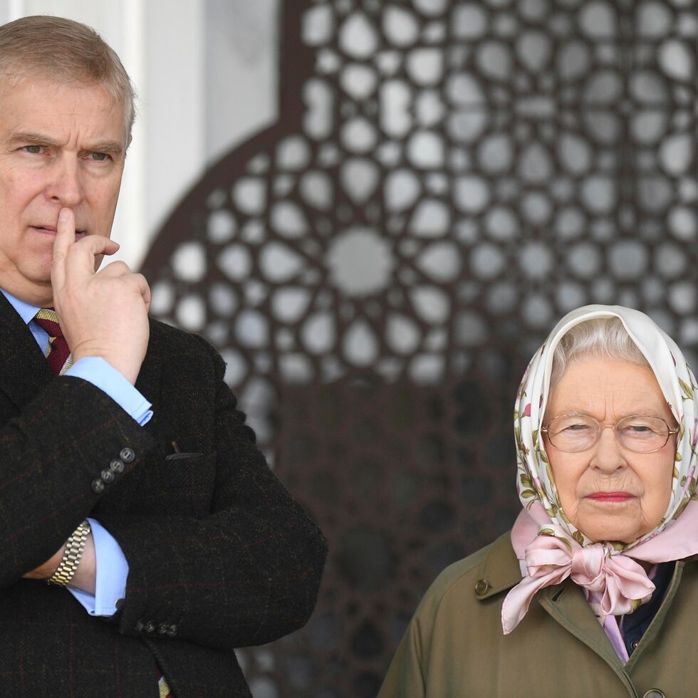 La reina Elizabeth II de Inglaterra, junto a su hijo, el príncipe Andrew en una imagen de archivo.