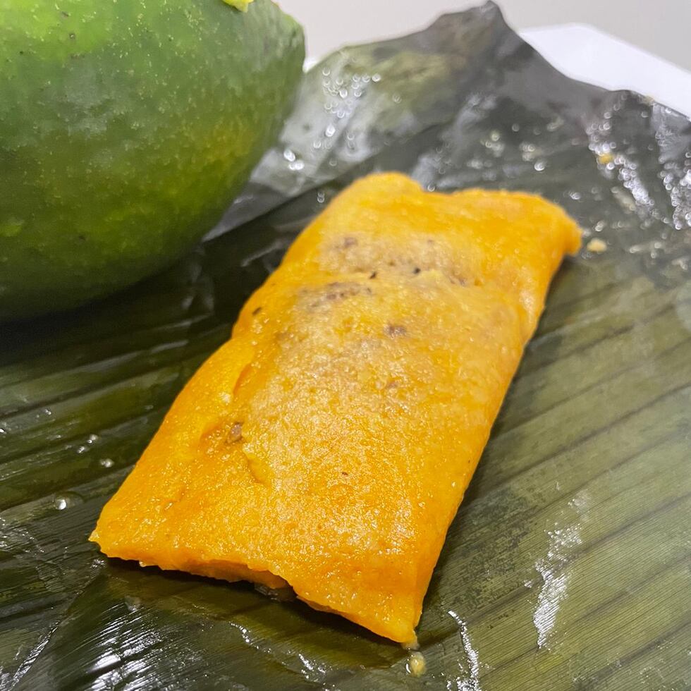 Los pasteles veganos Panawest se confeccionan con viandas que cosechan agricultores del área oeste, mayormente de Mayagüez y Las Marías. Vienen en bolsitas de cuatro unidades, y cada uno tiene dos envolturas, una de hoja de plátano y encima una encerada.