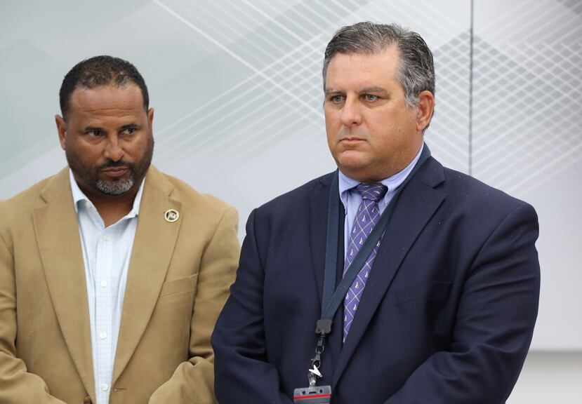 Desde la izquierda, Carlos Sánchez, representante de la unión, y el empresario Hernán Ayala durante una conferencia de prensa en La Fortaleza.