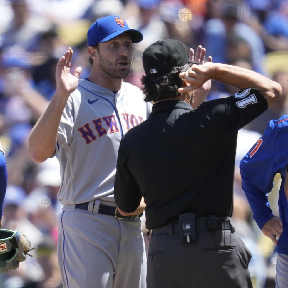 Momento de la expulsión del lanzador Max Scherzer en el Dodger Stadium en medio de una discusión con los árbitros por una sustancia en su guante.