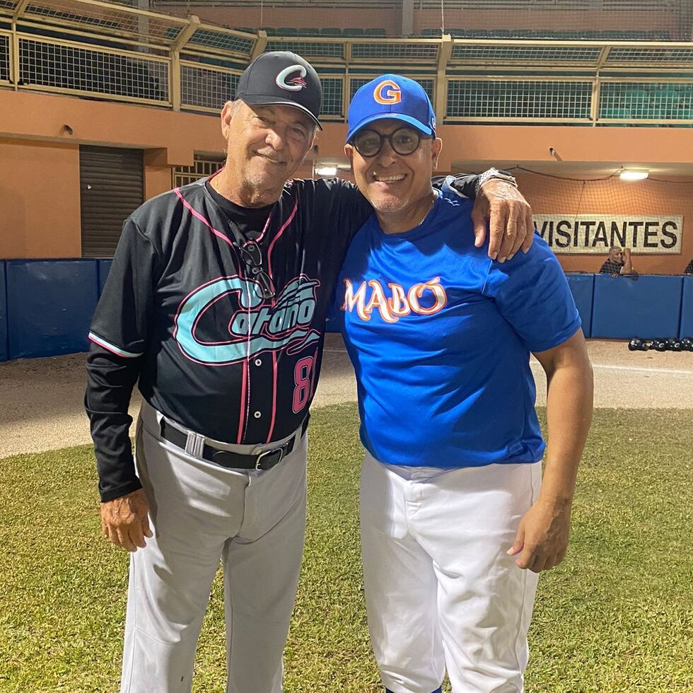 Mako Oliveras, a la izquierda, y Lino Rivera son dos de los dirigentes más exitosos en el béisbol profesional. Ahora se enfrentan en la Doble A, Oliveras con Cataño y Rivera con Guaynabo.