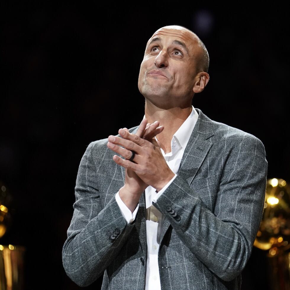 Manu Ginóbili observa la presentación de su camiseta de los Spurs de Antonio en la arena del equipo, el 28 de marzo de 2019 en San Antonio