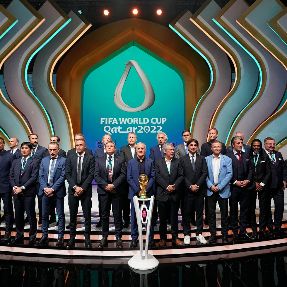 Los técnicos de las selecciones participantes en el escenario del sorteo de la Copa Mundial de Catar, celebrado el viernes en Doha.
