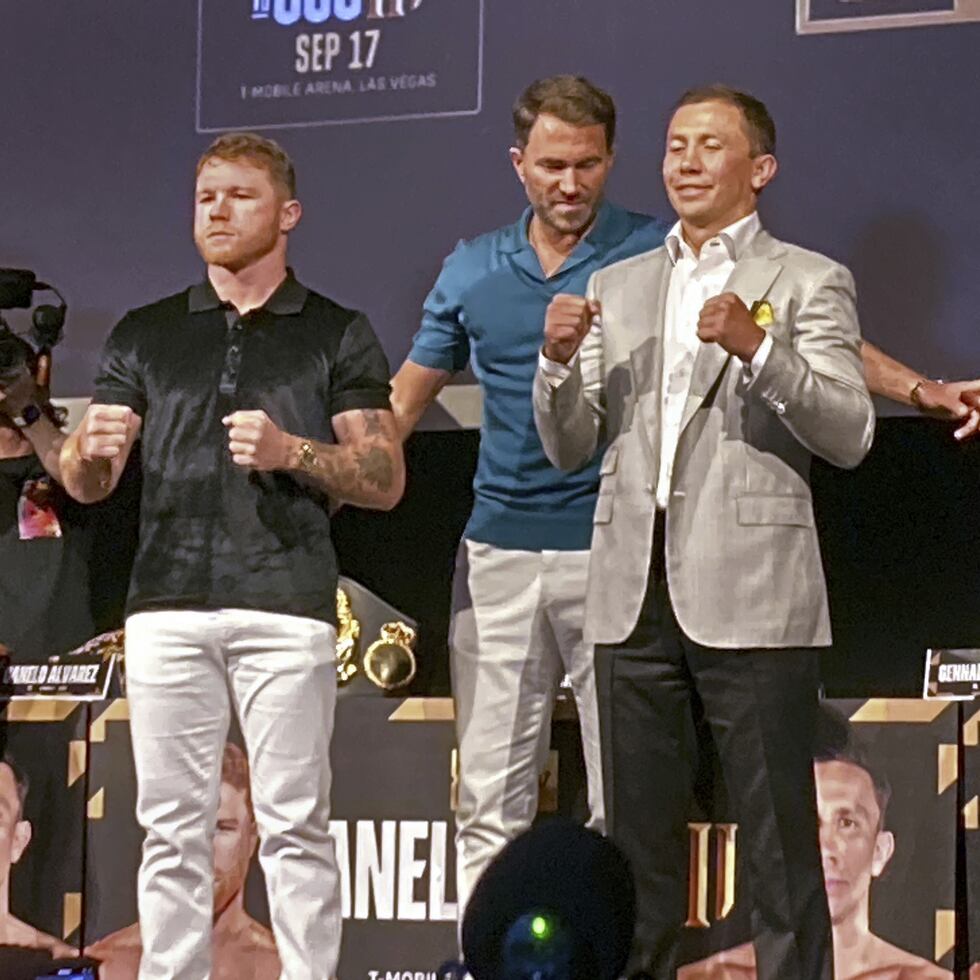 Canelo Alvarez y Gennady Golovkin posan durante la conferencia de prensa en Los Ángeles de su tercera pelea.