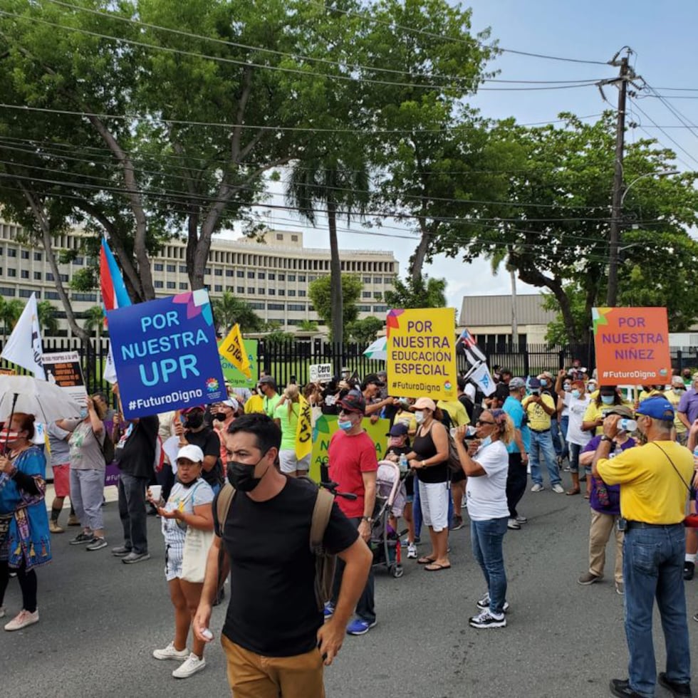 Martes, 14 de julio de 2021. El Frente Ciudadano por la Auditoría de la Deuda y múltiples organizaciones participaron en la “Marcha por un futuro digno” en oposición del plan de ajuste de la deuda. La marcha sale desde el Tribunal federal en la Calle Chardón de Hato Rey, donde se atenderá el caso de quiebra del gobierno, hasta las oficinas de la Junta de Control Fiscal. Fotos por Carlos Tolentino. carlos.tolentino@gfrmedia.com