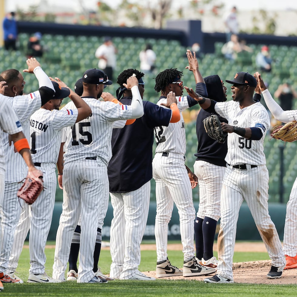 Los jugadores de Países Bajos celebran tras la victoria sobre Cuba en la apertura del Clásico Mundial de Béisbol.