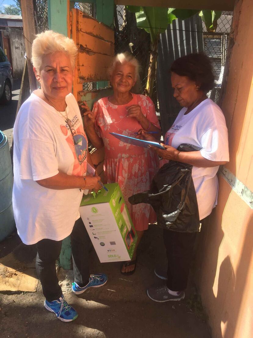 Los voluntarios reparten las lámparas solares yendo puerta por puerta en las comunidades. (Suministrada)