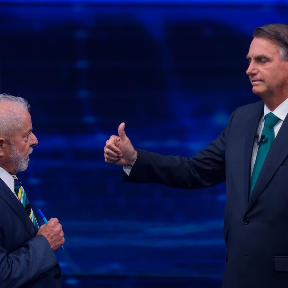 El expresidente de Brasil Luiz Inácio Lula da Silva, quien busca ocupar nuevamente el cargo, a la izquierda, se enfrenta al presidente Jair Bolsonaro en un debate en la cadena Bandeirantes Television, el domingo 16 de octubre de 2022, en Sao Paulo. (AP Foto/Marcelo Chello)