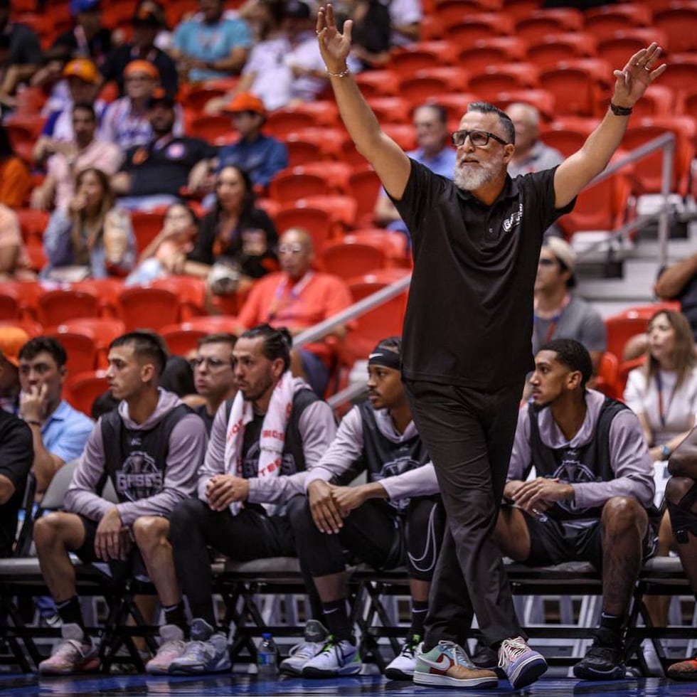 Wilhelmus Caanen, dirigente de los Grises de Humacao, imparte instrucciones durante el partido ante los Cangrejeros.