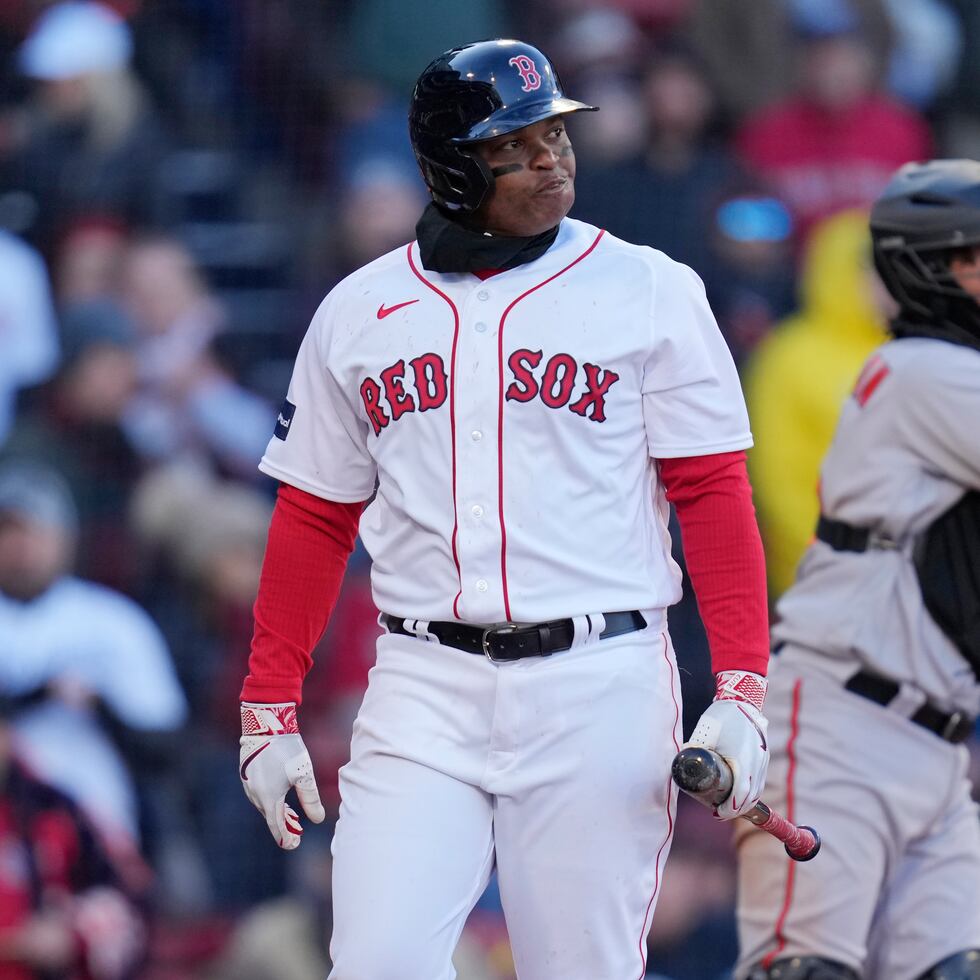 Rafael Devers, de los Red Sox, retorna al dugout luego de poncharse en la novena entrada del partido inaugural de Boston ante los Orioles de Baltimore.