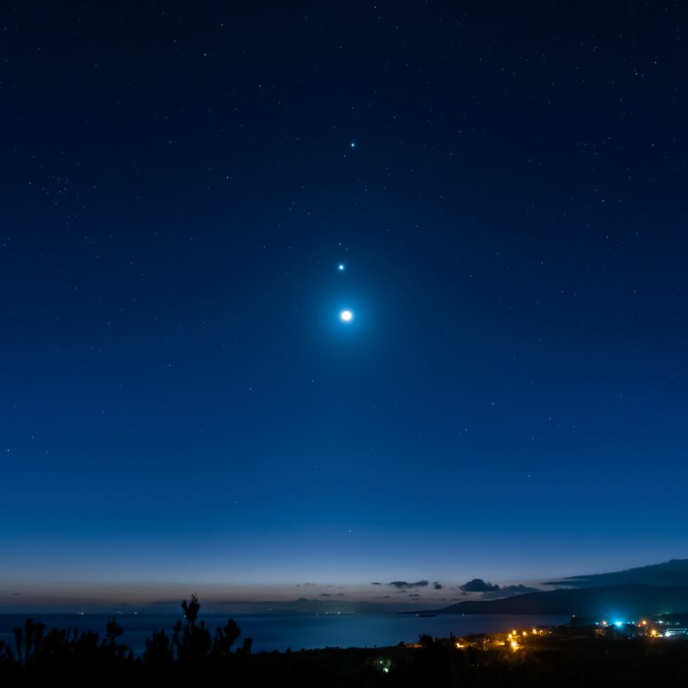 Conjunción entre la Luna, Venus y Júpiter.