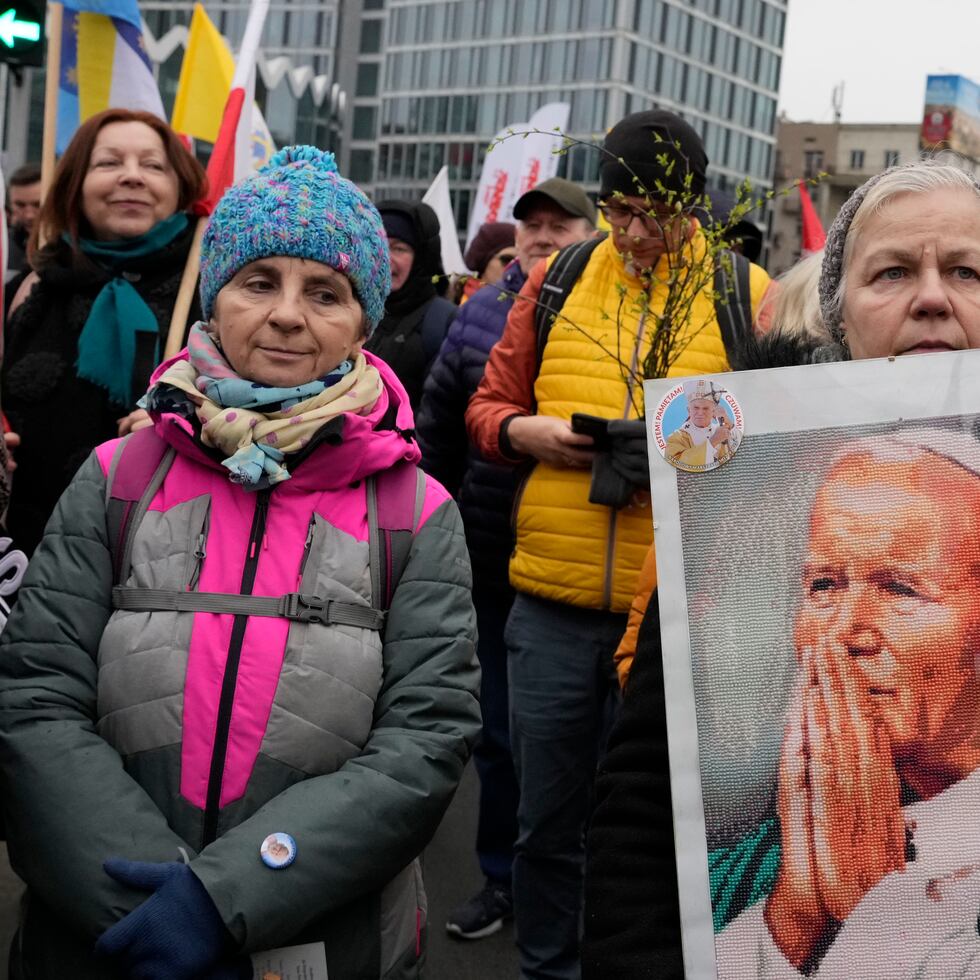 La marcha en defensa del difunto papa Juan Pablo II en Varsovia.