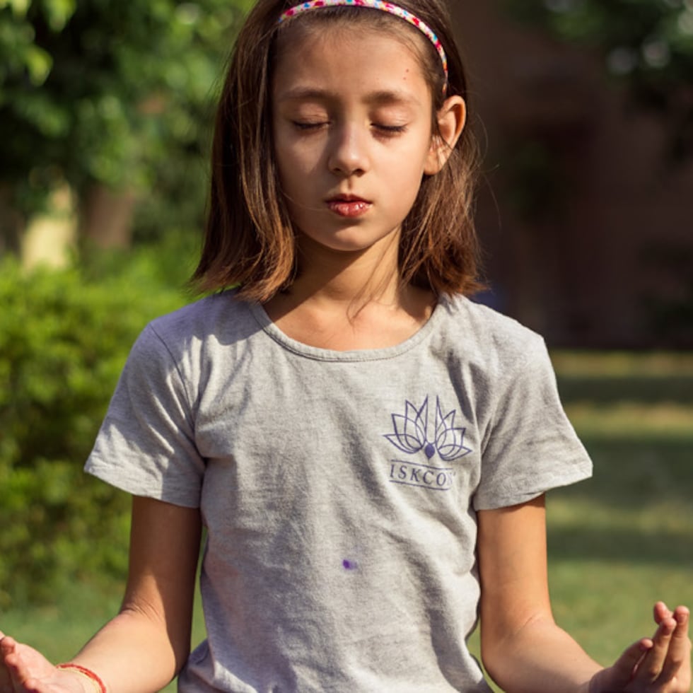 Los niños que cuatro o más eventos como violencia física, emocional o sexual, negligencia física o emocional, o crecimiento en un hogar disfuncional, se benefician de técnicas de meditación, actividades artísticas y terapia psicológica . (Jyotirmoy Gupta / Unsplash)