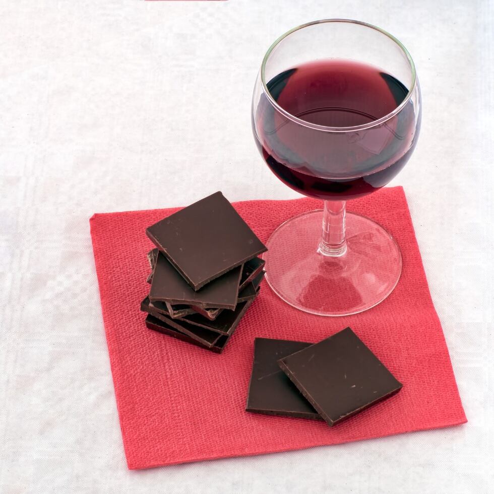 Según el Colegio de Químicos el vino y el chocolate producen en nuestra mente unas sensaciones agradables, muy parecidas a las que tenemos cuando estamos enamorados.