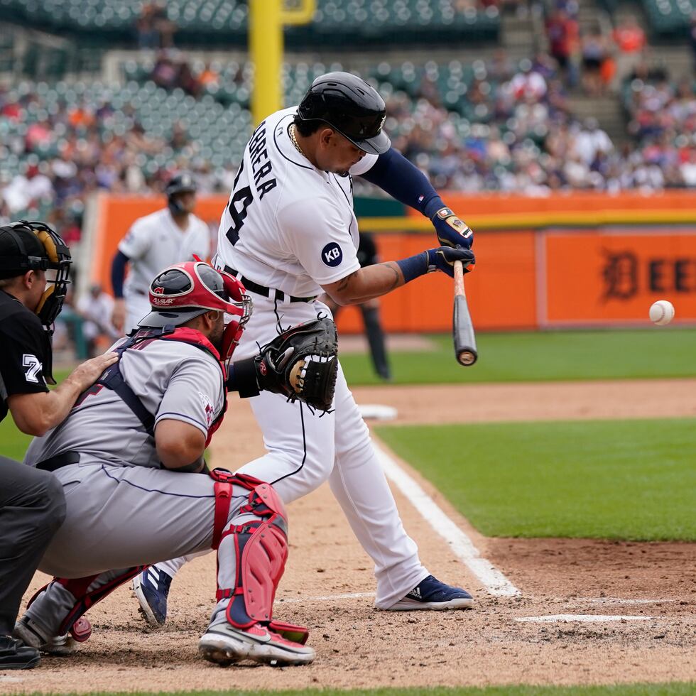 El bateador designado de los Tigers de Detroit Miguel Cabrera conecta un sencillo en la quinta entrada del encuentro ante los Guardians de Cleveland.