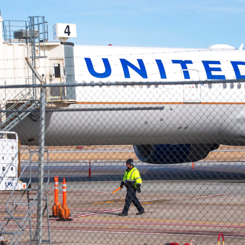 Miembros del equipo terrestre aseguran el sitio después de que un avión de United Airlines aterrizara de emergencia en el aeropuerto Lincoln el sábado 4 de febrero de 2023. (Kenneth Ferriera/Lincoln Journal Star vía AP)