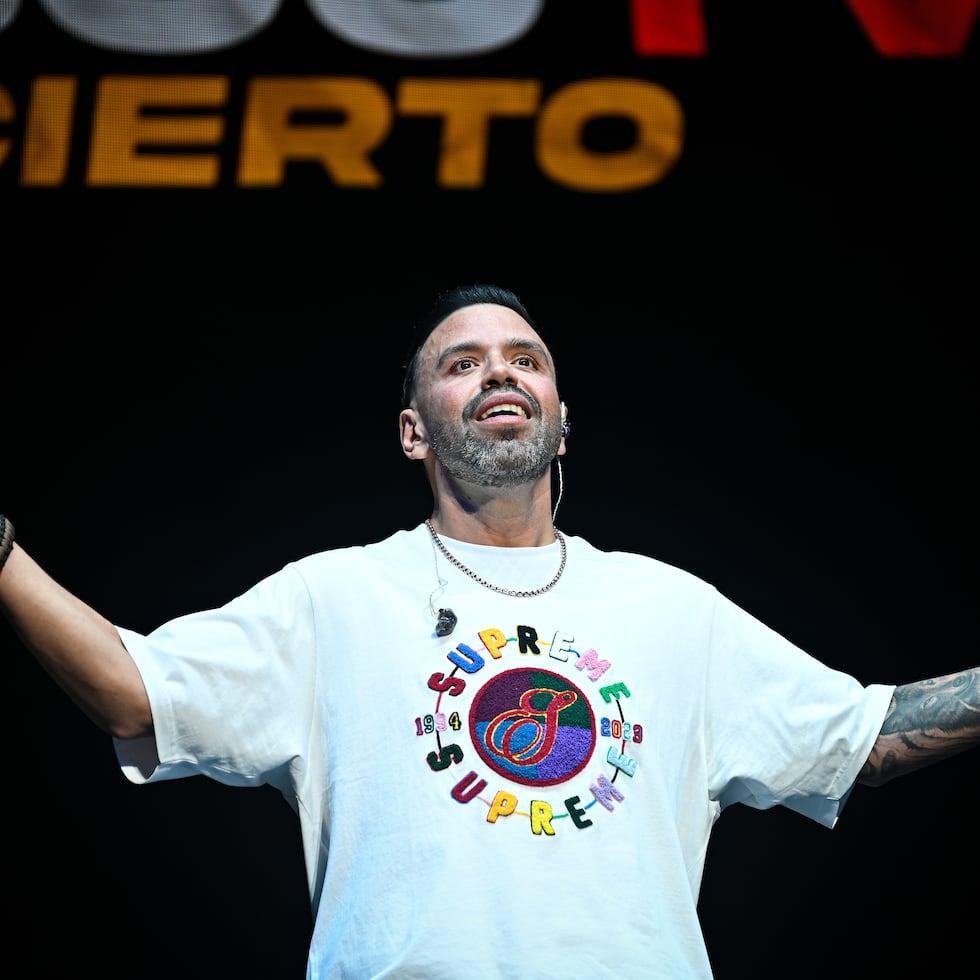 Molusco mientras saludaba a su fanaticada en el Coliseo de Puerto Rico.