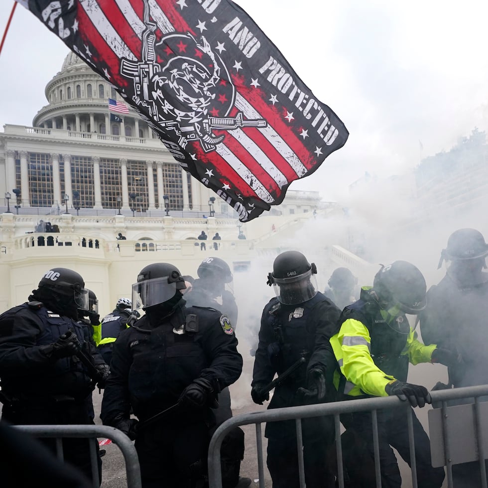 Policías se enfrentan a violentos partidarios del entonces presidente Donald Trump, quienes intentan abrirse paso a través de una barricada policial, el 6 de enero de 2021, en el Capitolio, en Washington. (AP Foto/Julio Cortez, Archivo)