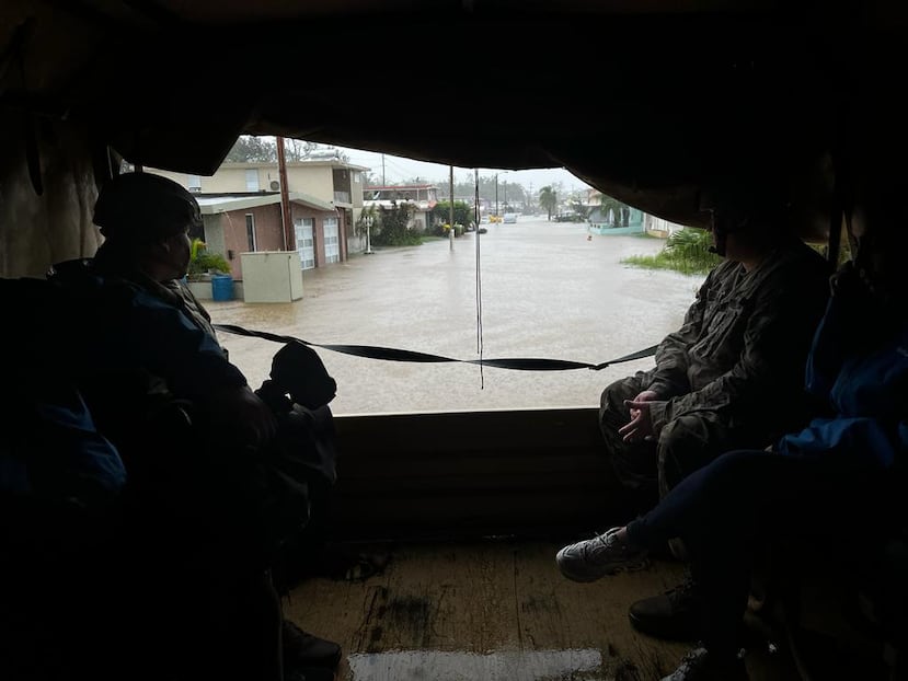 Jonathan Cuevas, especialista en emergencias médicas de combate de la Guardia Nacional de Puerto Rico, observa el panorama de las inundaciones en el municipio de Mayagüez.