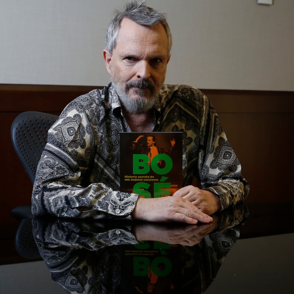 El cantante y autor español Miguel Bosé posa durante una entrevista con EFE, en el marco de la 36 edición de la Feria Internacional del Libro de Guadalajara, estado de Jalisco (México).