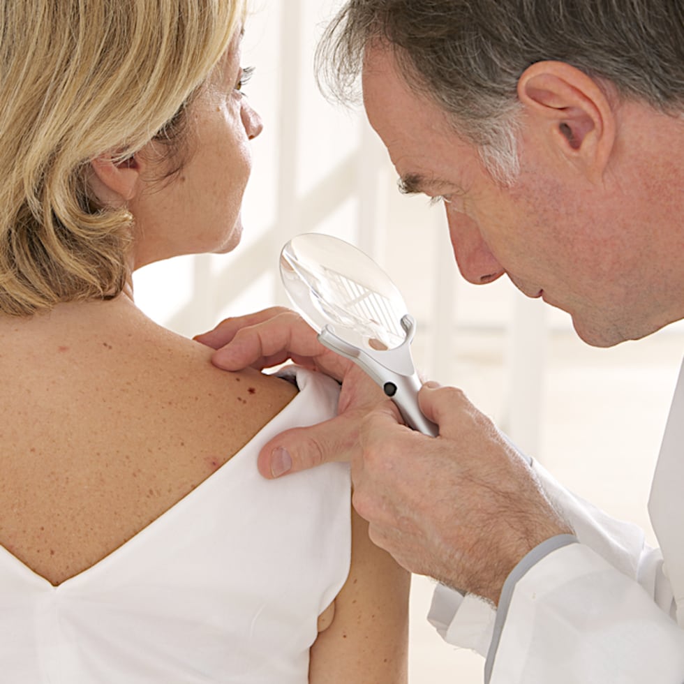 El dermatólogo es el especialista de la piel y quien podrá identificar si esta tiene señales de alerta para el cáncer.