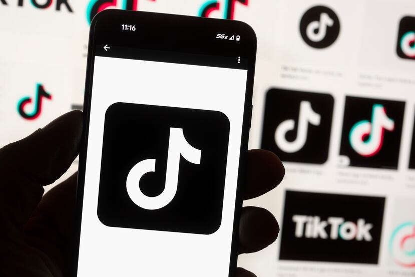 El logotipo de TikTok es mostrado en la pantalla de un celular en Boston