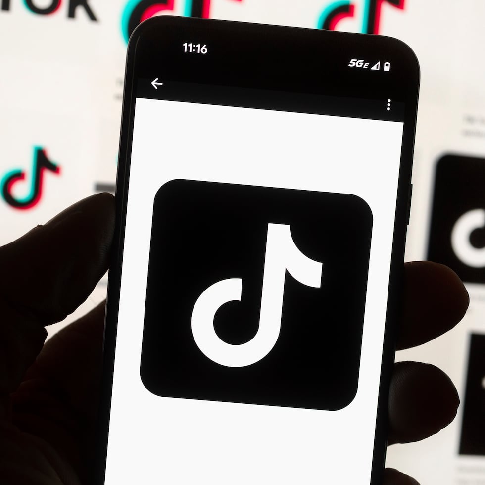 TikTok ostenta sobre 1.9 billones (trillones, en inglés) de usuarios únicos activos al mes.