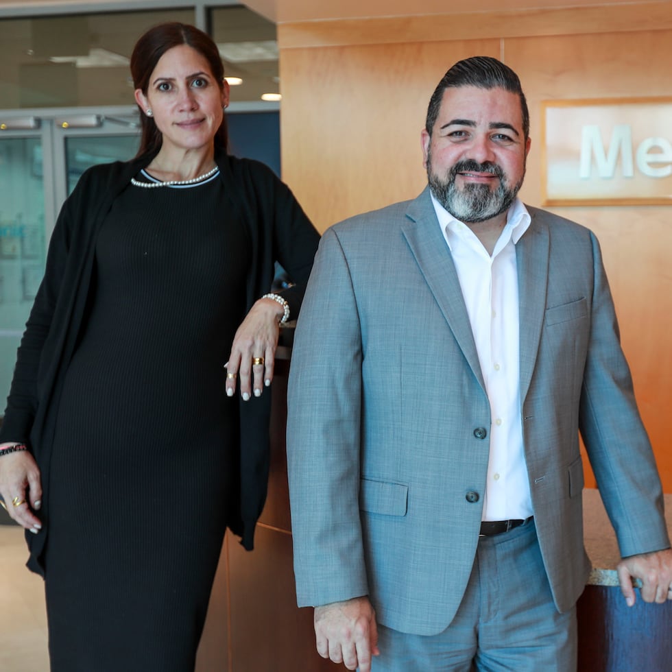 Anthony Ruiz, director senior de finanzas y filantropía de la corporación junto a Mara Cardona, directora senior de manufactura.