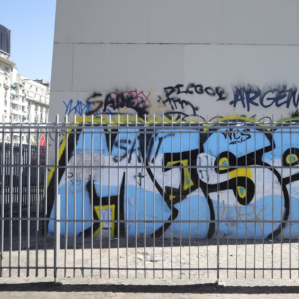 La base del incónico obelisco fue pintada con el apellido del capitán de la selección y estrella del fútbol, Messi.