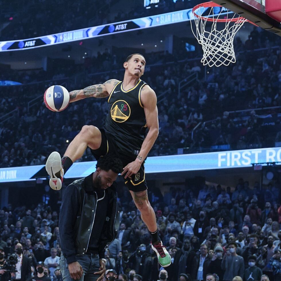 Juan Toscano-Anderson, de México, se eleva para donquear durante la competencia de donqueos de la NBA.