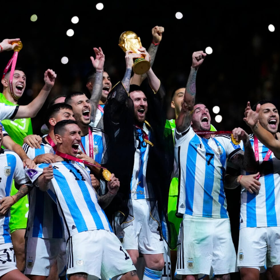 Los jugadores de Argentina celebran junto a su capitán Lionel Messi.