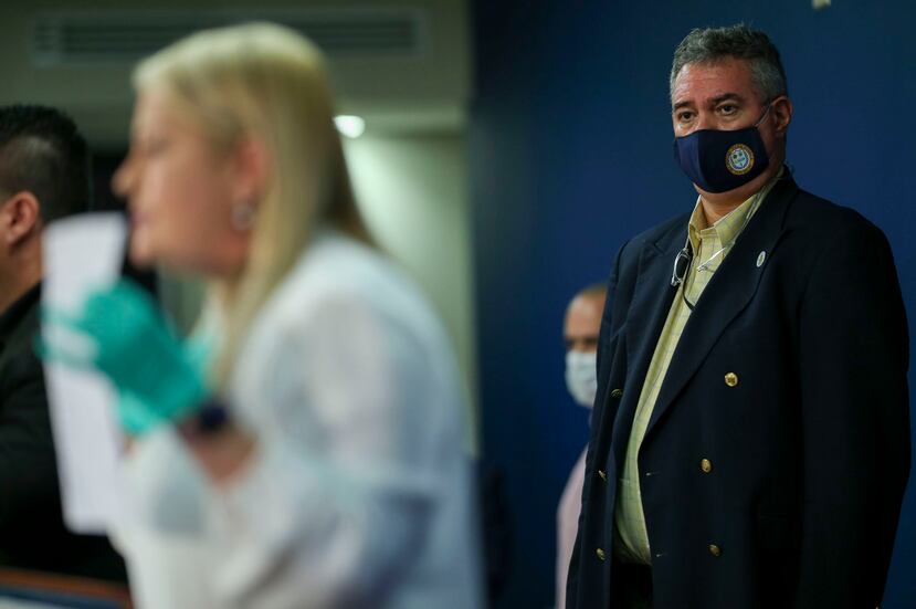 El doctor Segundo Rodríguez Quilichini, derecha, líder del "task force" médico que asesora a la gobernadora en medio la crisis por el coronavirus.